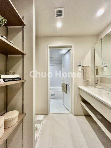 浅草タワーの脱衣所|【洗面所】明るい洗面所は朝をすっきりさせてくれる空間です。バタバタしている忙しい朝でも収納が多い洗面台では短い時間で効率良く支度ができます。