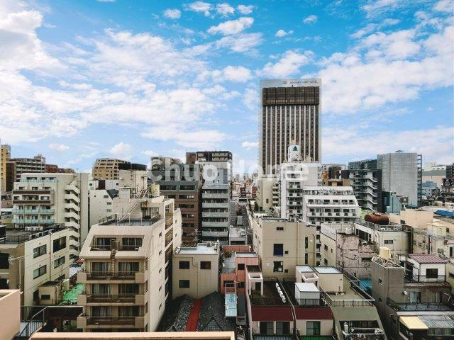 浅草タワーの展望|手を伸ばせば、ふれることが出来そうな環境が、そのままインテリアになったような印象です。その豊かな眺望にふさわしい空間には、通風・採光にも優れ、心地よい光と風があふれています