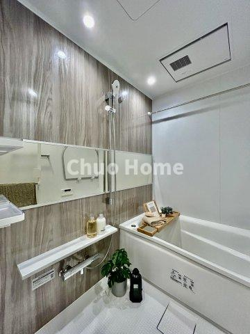 浅草タワーの浴室|【バスルーム】暖房換気乾燥機付きシステムバスルーム。暖房・冷風・換気・乾燥など、毎日を快適に過ごせるうれしい機能が揃っています。雨の日の洗濯物も安心です。