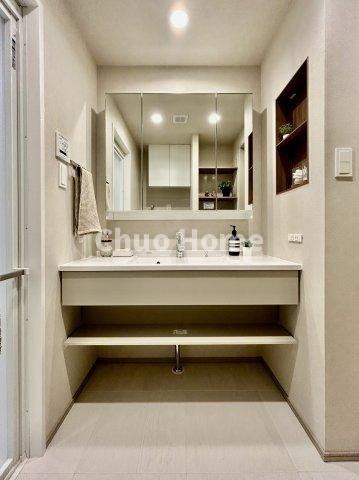 浅草タワーの独立洗面台|【洗面化粧台】洗面化粧台には三面鏡を採用。身だしなみを整えやすい事はもちろんですが、鏡の後ろに収納スペースを設ける事により、散らかりやすい洗面スペースをすっきりさせる事が出来るのも嬉しいですね