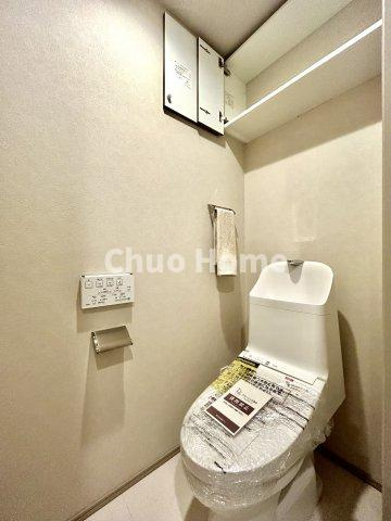 浅草タワーのトイレ|【トイレ】 収納スペースをしっかりと確保した温水洗浄便座機能付きトイレ。温水洗浄便座は清潔にお使いいただくための大切なアイテムです。