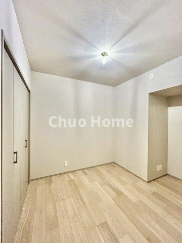 浅草タワーの洋室|【洋室】快適に過ごす条件は、一人ひとり違います。だからこそ飾り過ぎないシンプルな内装と偏り過ぎないデザインで統一しております。居住していく中でオーナー様だけの【マイホーム】に創り上げて下さい