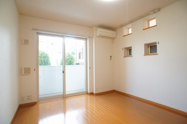 カーサ　プラシードの居間・リビング|2面採光です☆