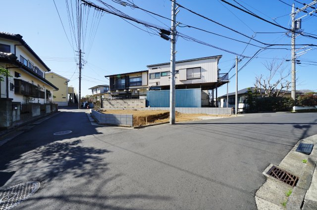 【横浜市保土ケ谷区峰岡町1丁目60-7新築戸建て】★仲介手数料無料★（峯小学校・宮田中学校）の前面道路含む現地写真