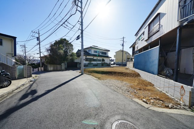 【横浜市保土ケ谷区峰岡町1丁目60-7新築戸建て】★仲介手数料無料★（峯小学校・宮田中学校）の前面道路含む現地写真