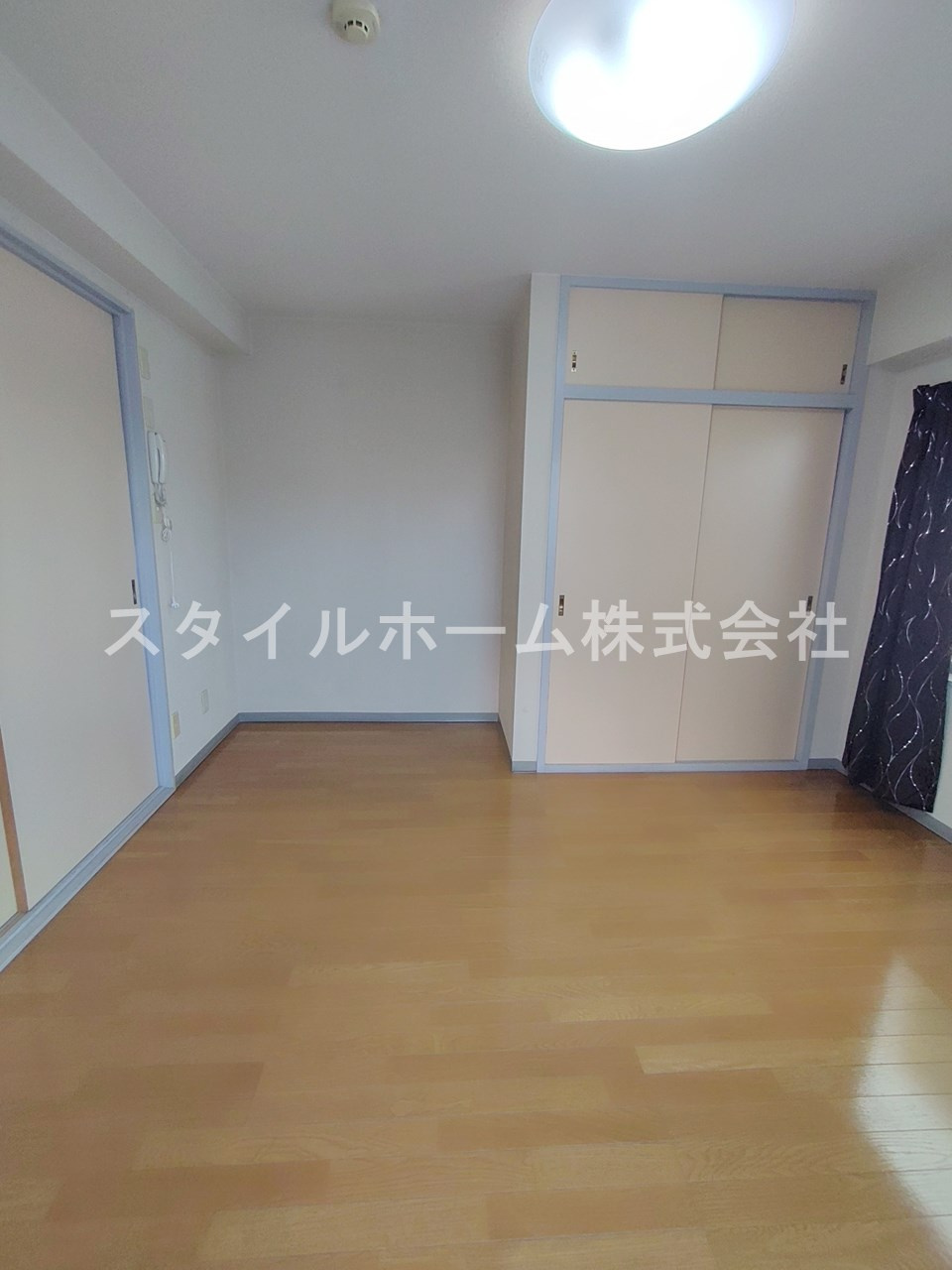 エコール松山の洋室