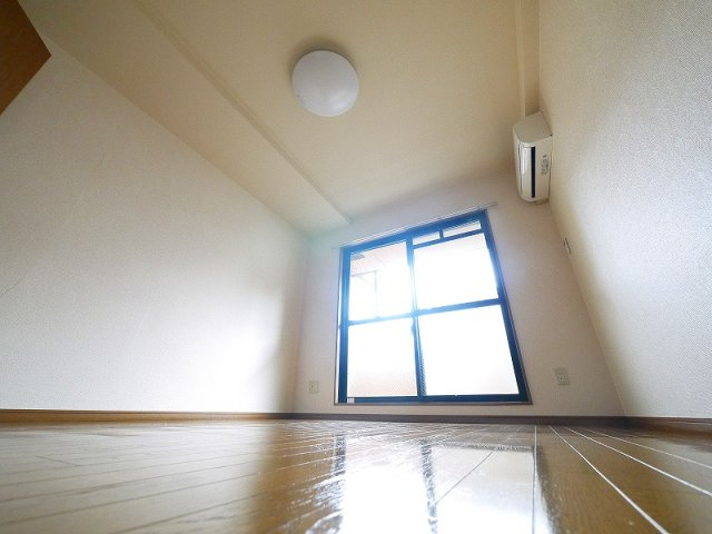 メルベーユ生駒の洋室|ゆったりした洋室です