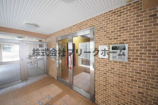 武蔵野市吉祥寺北町４丁目の賃貸マンションのエントランス