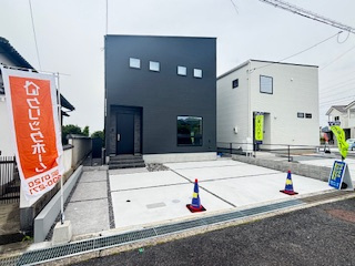 【外観】 | 廿日市市阿品台1（阿品東駅）全2区画　B棟【エアコン2基付き】【P3台】 | ☆広電阿品東駅まで徒歩13分☆阿品台東小学校まで徒歩13分☆阿品台中学校まで徒歩14分
☆ピュアクック徒歩13分☆土地48坪☆前面道路6.4ｍ
