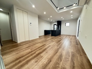 【居間・リビング】 | 廿日市市阿品台1（阿品東駅）全2区画　B棟【エアコン2基付き】【P3台】 | 19帖リビング☆
対面式のキッチンでリビングが見渡せるので、お子様やご家族の様子が見えて安心です♪
