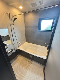 【浴室】 | 廿日市市阿品台1（阿品東駅）全2区画　B棟【エアコン2基付き】【P3台】 | ゆったりした浴槽は、足を伸ばしてゆったり湯船につかることができます。
浴室換気乾燥機付きで雨や夜のお洗濯にも大活躍♪