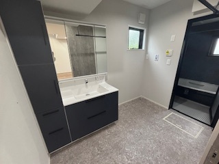 【独立洗面台】 | 廿日市市阿品台1（阿品東駅）全2区画　B棟【エアコン2基付き】【P3台】 | 三面鏡付きの洗面台は、メイクもドライヤーも余裕のスペースです☆室内物干しも可能☆