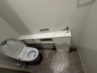 【トイレ】 | 廿日市市阿品台1（阿品東駅）全2区画　B棟【エアコン2基付き】【P3台】 | シンプルなデザインはお掃除やしやすく衛生的。温水洗浄便座付き　トイレ×２