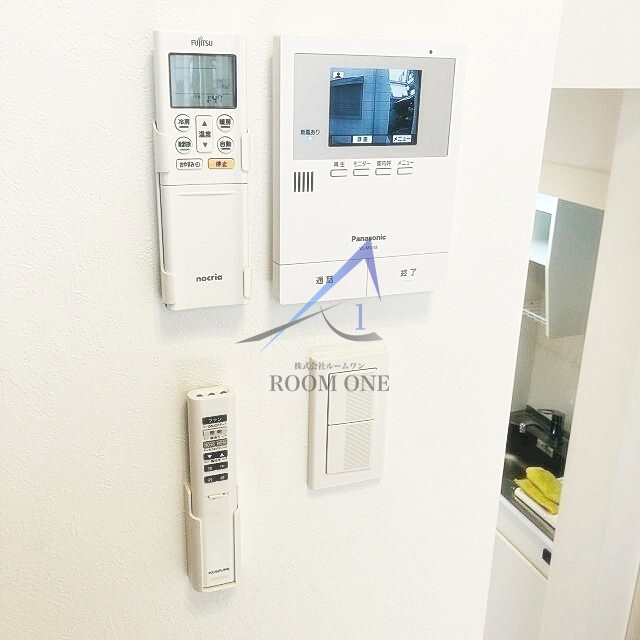 スカイブルー北千住のセキュリティ|モニター付きインターホンです。
