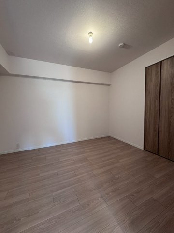 労住かどまハイツB棟の収納|約6帖の納戸スペースは物置としてはもちろん、お部屋としてもご利用いただけます。