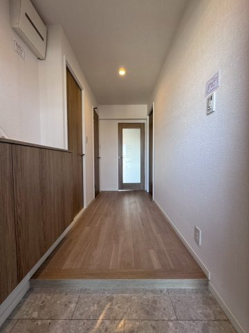 労住かどまハイツB棟の玄関|大容量のシューズボックス付きです。靴もたっぷり収納可能です。