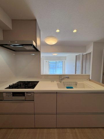 労住かどまハイツB棟のキッチン|憧れの対面式キッチン付きです。ご家族の会話も弾むキッチン！