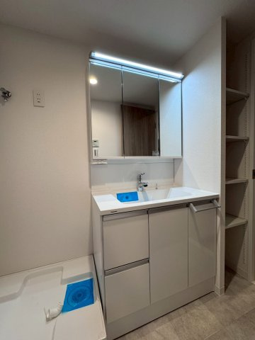 労住かどまハイツB棟の独立洗面台|三面鏡付きの洗面台で便利です。