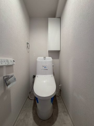 労住かどまハイツB棟のトイレ|トイレは棚と温水洗浄便座付きです。