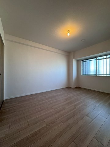 労住かどまハイツB棟の洋室|約6帖の洋室はクローゼット付きでフレキシブルにお使いいただけます。