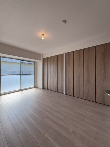 労住かどまハイツB棟の洋室|約7.2帖の洋室はバルコニーに面しており明るく、主寝室としてもオススメです。