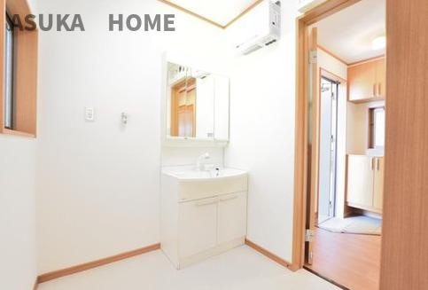 旭区鶴ヶ峰本町３丁目の独立洗面台|洗濯機置き場と独立洗面化粧台になります。こちらも明るいですね。