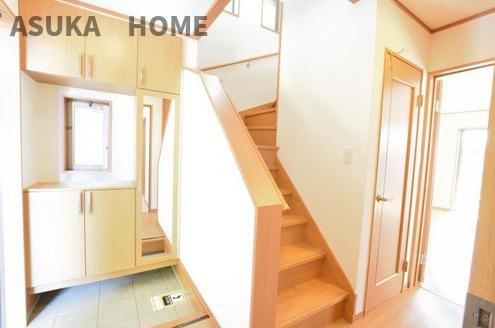 旭区鶴ヶ峰本町３丁目の玄関|シューズボックスには全身鏡もついており、身だしなみチェックもバッチリですね。