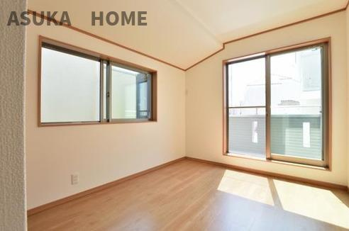 旭区鶴ヶ峰本町３丁目の洋室|5.3帖の洋室になります。南面に面しているため陽当たり良好です。大きなクローゼットがございます。