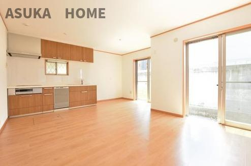 旭区鶴ヶ峰本町３丁目の居間・リビング|リビングは13.5帖で広々です。ストックに便利な床下収納付きです。