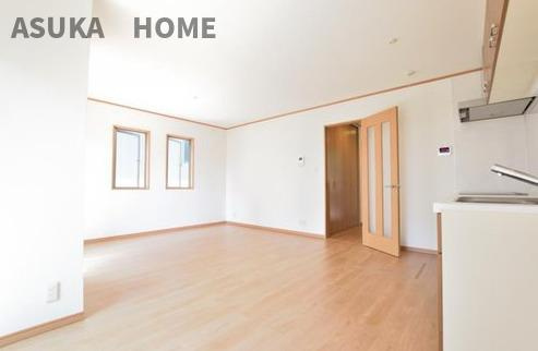 旭区鶴ヶ峰本町３丁目の居間・リビング|窓もたくさんで日当たり良好な明るいリビングになります。