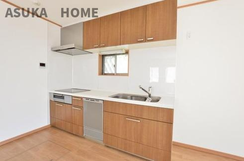 旭区鶴ヶ峰本町３丁目のキッチン|木目が素敵な食洗機付きのシステムキッチンです。ちょっとした換気に小窓も嬉しいですね