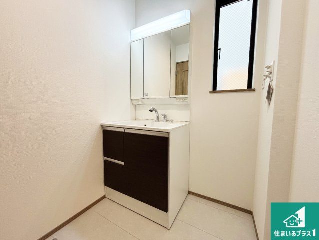 高槻市北柳川町　新築一戸建ての独立洗面台|清潔感のある洗面台です。フラットな鏡は掃除がしやすく毎日清潔！鏡裏には収納があるのでスッキリとした洗面台が保てます。