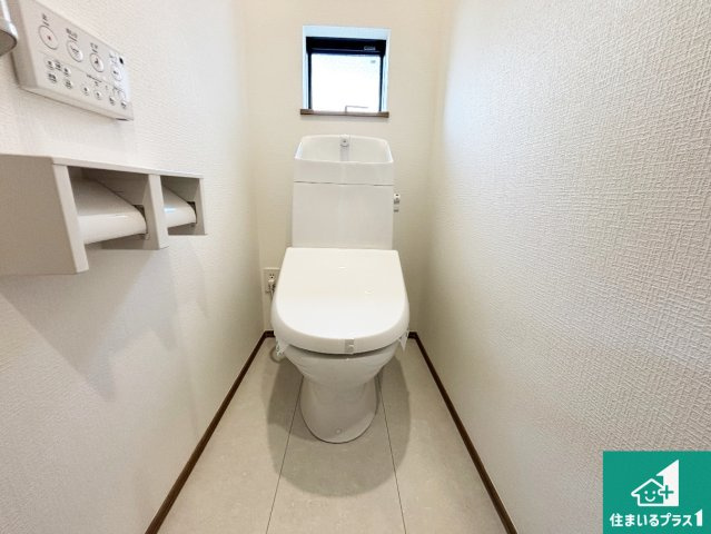 高槻市北柳川町　新築一戸建てのトイレ|1・2階の2ヶ所にあるので、朝の忙しい時間の順番待ちもなく、深夜の利用にも大変便利です。