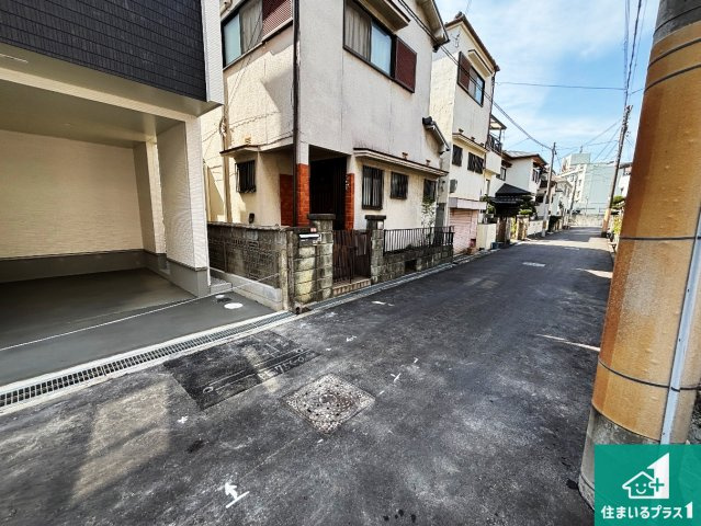 高槻市北柳川町　新築一戸建ての前面道路含む現地写真|周辺は閑静な住宅街！前面道路広々で車の出し入れも便利です。駐車が苦手な方でも安心して車庫入れできます！