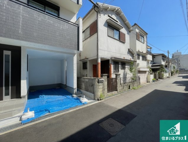 高槻市北柳川町　新築一戸建ての前面道路含む現地写真|周辺は閑静な住宅街！前面道路広々で車の出し入れも便利です。駐車が苦手な方でも安心して車庫入れできます！