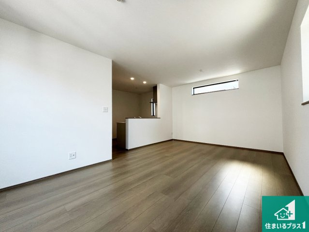 高槻市北柳川町　新築一戸建ての居間・リビング|日当たり良好の明るいリビングで朝の目覚めもスッキリできそう！対面キッチンでご家族のコミュニケーションも自然と増える設計！小さなお子様が遊ぶスペースを作っても広々とくつろげるLDK！