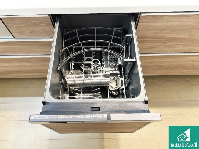 高槻市北柳川町　新築一戸建ての設備|食事後の一仕事、食器洗いをボタン一つでお任せできちゃいます！場所を取らないビルトイン式なので、お料理スペースもしっかり確保！