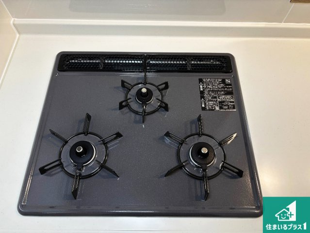 高槻市北柳川町　新築一戸建ての設備|ダブル高火力Ｓｉセンサー付きコンロ！３口あるので、まとめて料理をする時も大活躍！