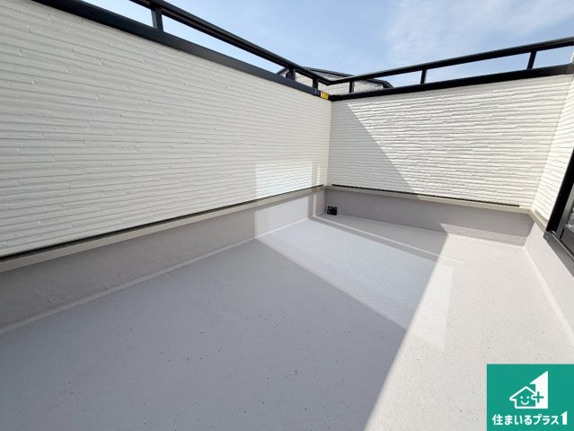 高槻市北柳川町　新築一戸建てのバルコニー|ワイドバルコニーは洗濯物を干すスペースが広いのでご家族が多くても安心！