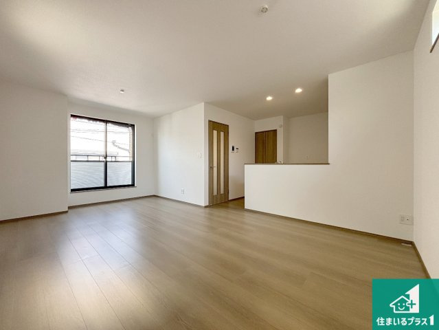 高槻市北柳川町　新築一戸建ての居間・リビング|日当たり良好の明るいリビングで朝の目覚めもスッキリできそう！対面キッチンでご家族のコミュニケーションも自然と増える設計！小さなお子様が遊ぶスペースを作っても広々とくつろげるLDK！