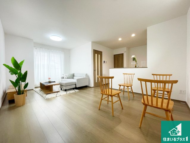 高槻市北柳川町　新築一戸建ての居間・リビング|日当たり良好の明るいリビングで朝の目覚めもスッキリできそう！対面キッチンでご家族のコミュニケーションも自然と増える設計！小さなお子様が遊ぶスペースを作っても広々とくつろげるLDK！