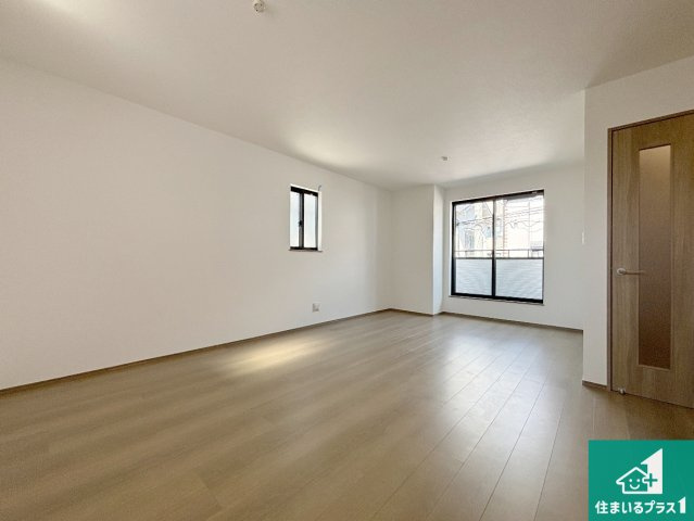 高槻市北柳川町　新築一戸建ての居間・リビング|シンプルなリビングは、観葉植物等のインテリアを楽しめますね！パパ好みにも、ママ好みにも家具次第で雰囲気を変えることができます！