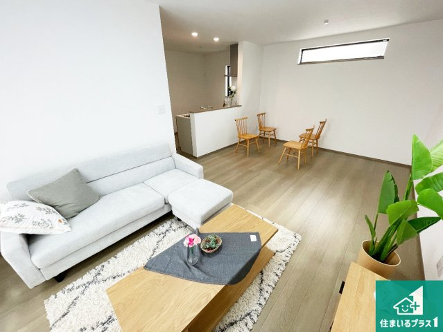 高槻市北柳川町　新築一戸建ての居間・リビング|シンプルなリビングは、観葉植物等のインテリアを楽しめますね！パパ好みにも、ママ好みにも家具次第で雰囲気を変えることができます！