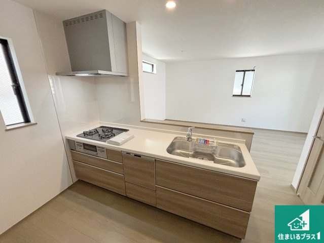 高槻市北柳川町　新築一戸建てのキッチン|リビングと統一感があり、使い勝手のいいキッチン。広々としているので、二人並んで作業が出来ちゃいます。お子様と一緒に色々なお料理に挑戦できるスペースがあります。