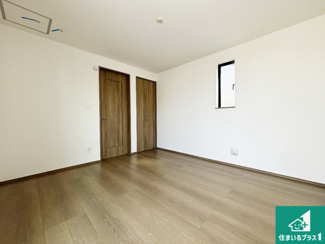 高槻市北柳川町　新築一戸建ての洋室|シンプルな洋室は、自分好みのインテリアが楽しめます♪ご家族とインテリアや家具を選びに行くのは新築購入時の醍醐味の一つです。ぜひお楽しみください♪