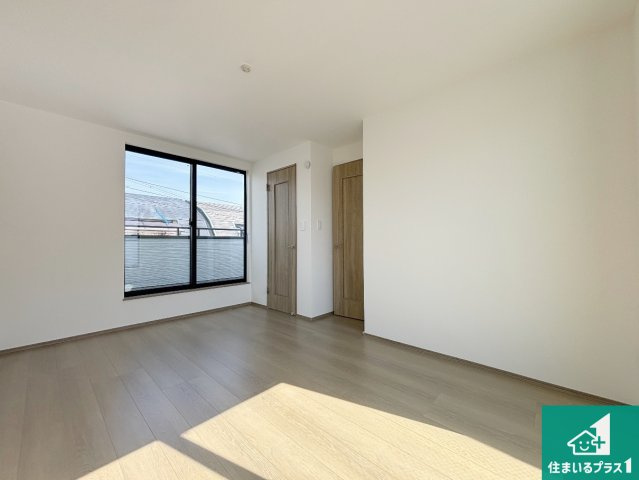 高槻市北柳川町　新築一戸建ての洋室|シンプルな洋室は、自分好みのインテリアが楽しめます♪ご家族とインテリアや家具を選びに行くのは新築購入時の醍醐味の一つです。ぜひお楽しみください♪