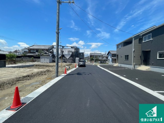 ★1(土)2(日)現地見学可能！★京田辺市草内　ラスト1邸の前面道路含む現地写真|周辺は閑静な住宅街！前面道路広々で車の出し入れも便利です。駐車が苦手な方でも安心して車庫入れできます！