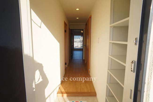 【玄関】 | グランドハイツ八尾 | 玄関に可動式収納棚新設です♪