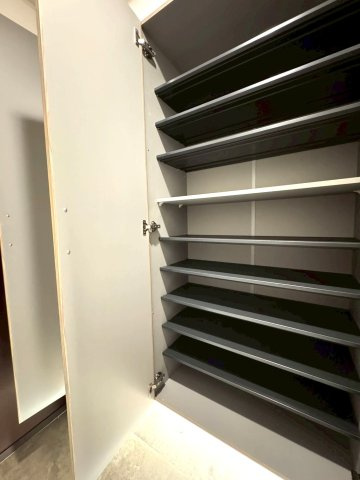 ◆リフォーム済み４LDK◆三方角住戸◆スーパー徒歩１分◆ペット飼育可◆ネバーランド伏見丹波橋の収納|シューズボックス