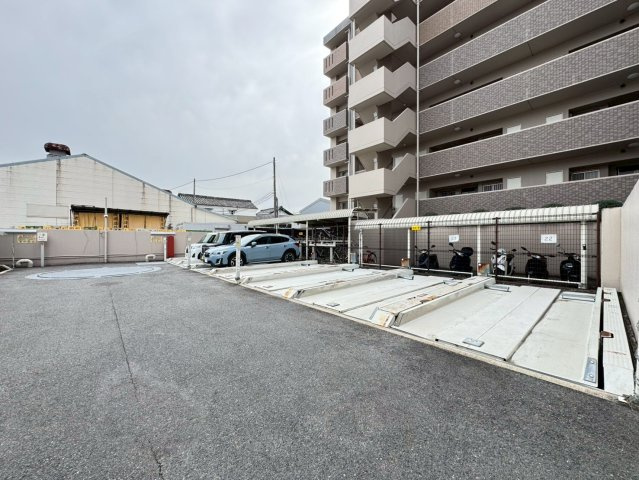 ◆リフォーム済み４LDK◆三方角住戸◆スーパー徒歩１分◆ペット飼育可◆ネバーランド伏見丹波橋の駐車場|駐車場